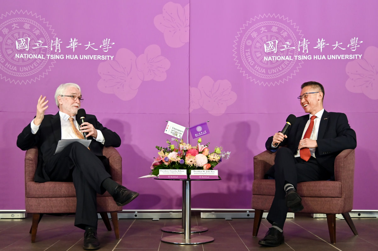 清華大學高為元校長(右)與伊利諾大學系統柯霖總校長就「全球高教機會與挑戰」主題展開對談