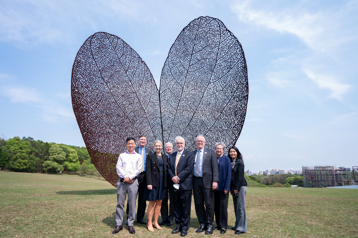 伊利諾大學系統代表團在清華大學南校區知名公共藝術「葉子」前合影