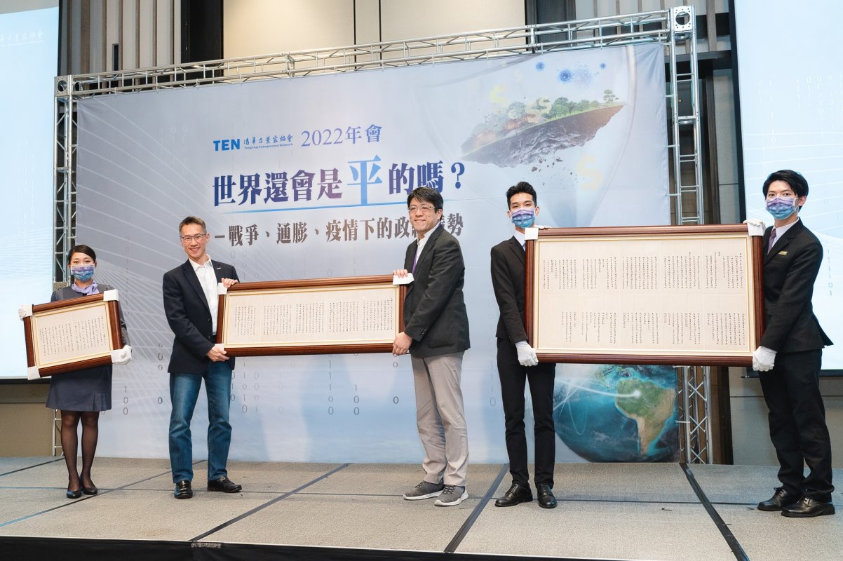 清華企業家協會購得庚款興學文件的複印件，放大裱框致贈母校