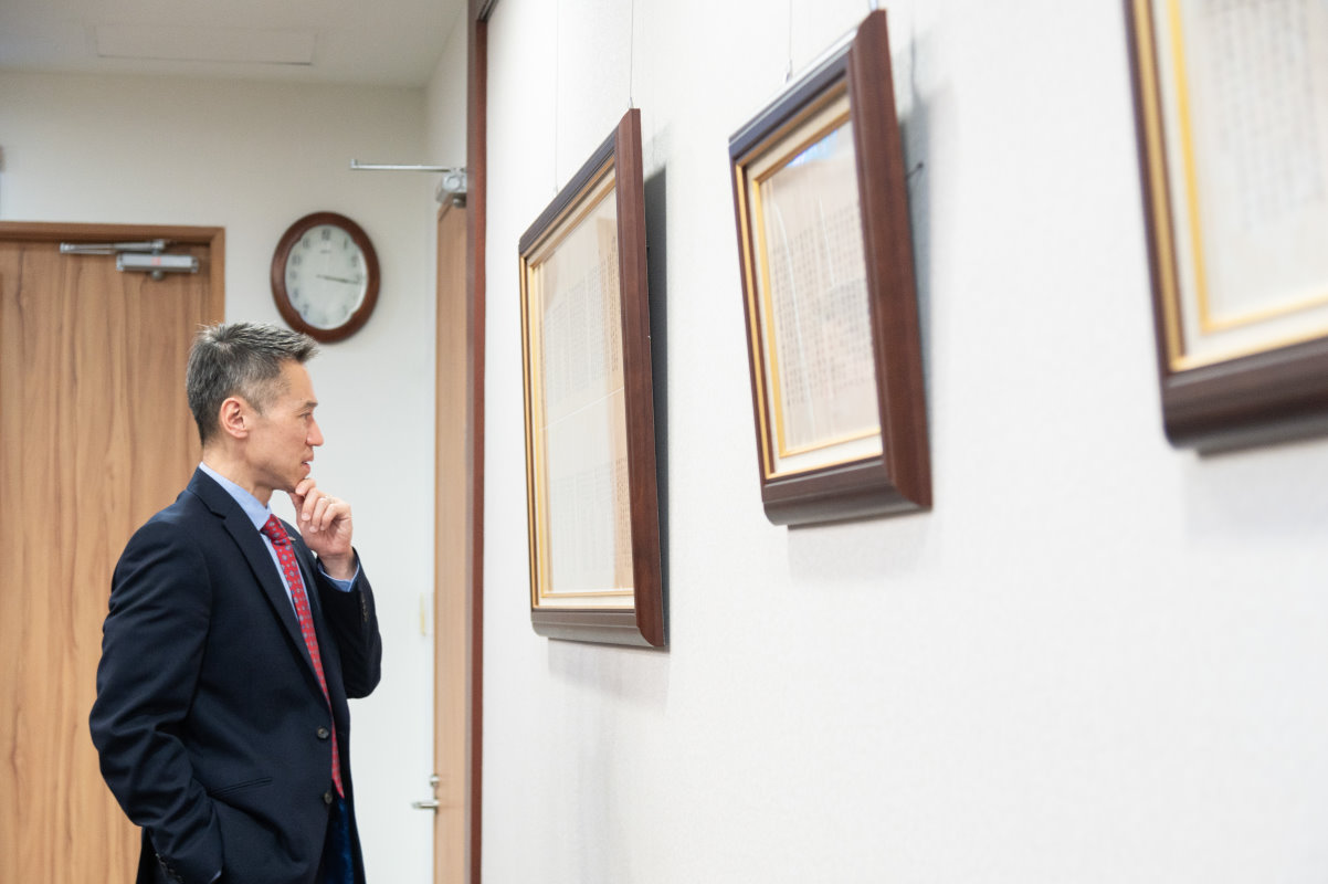 本校高為元校長端詳以庚子賠款退款建校的珍貴歷史文件