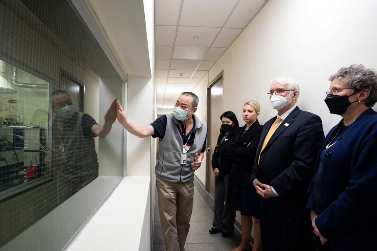 伊利諾大學系統代表團參觀清華實驗室