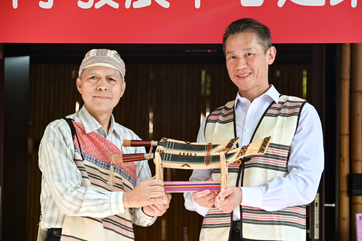 泰雅族古邁耆老(左)致贈父子獵刀給清華大學高為元校長