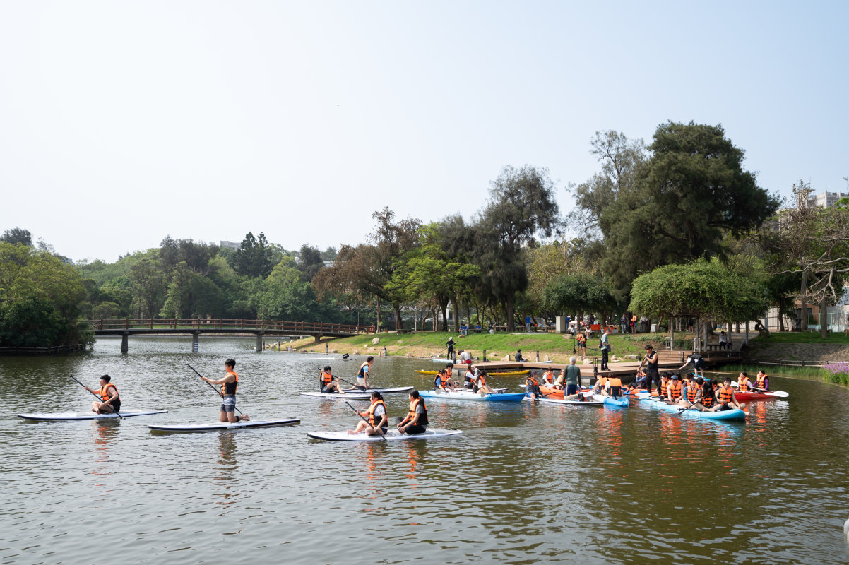 本校學生駕著十餘艘SUP立槳、獨木舟及龍舟板在成功湖慶祝校慶