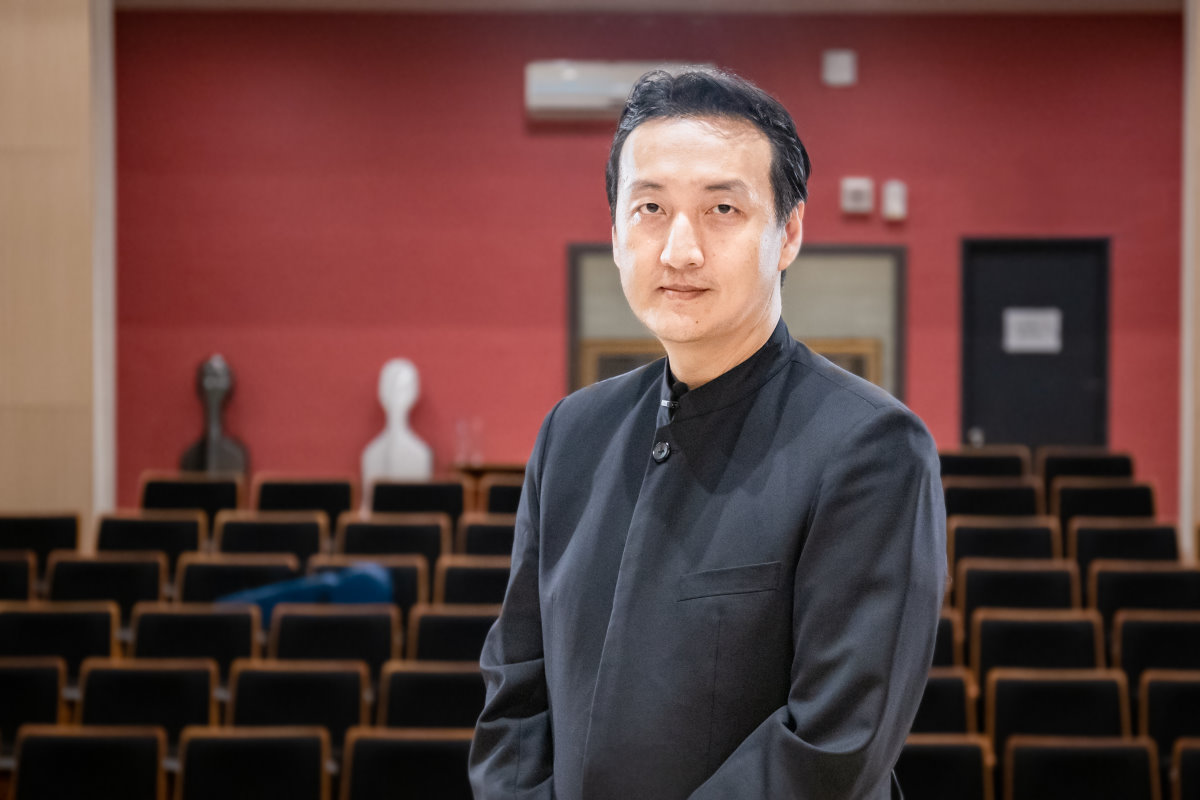 黃東漢現任廣藝愛樂管弦樂團常任指揮，他多次與清華音樂系管弦樂團合作