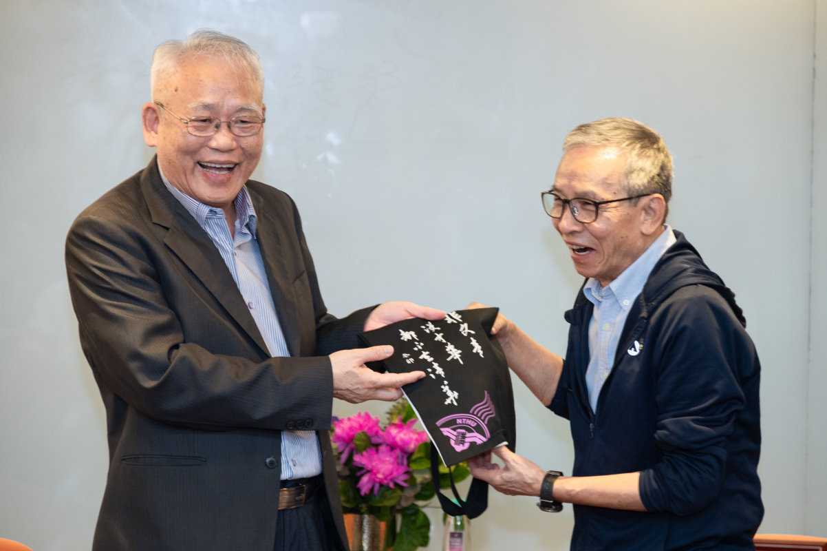 清華大學戴念華副校長(左)致贈吳念真的帆布袋上寫著「非文青，沒才華，都不在清華」