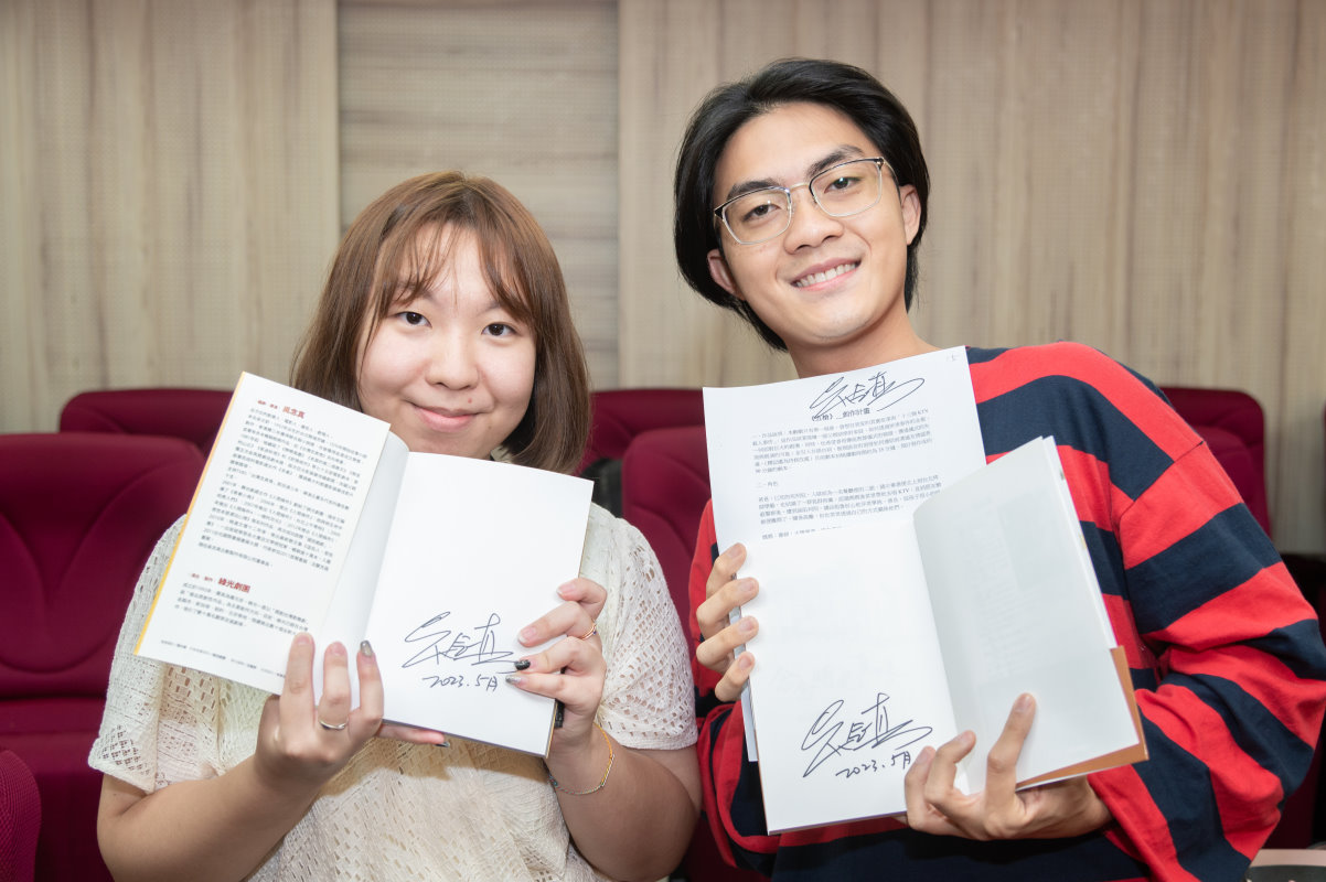 清華學生蘇柏蓁(左)和洪睿辰開心能得到吳念真指導，並請他在創作上簽名