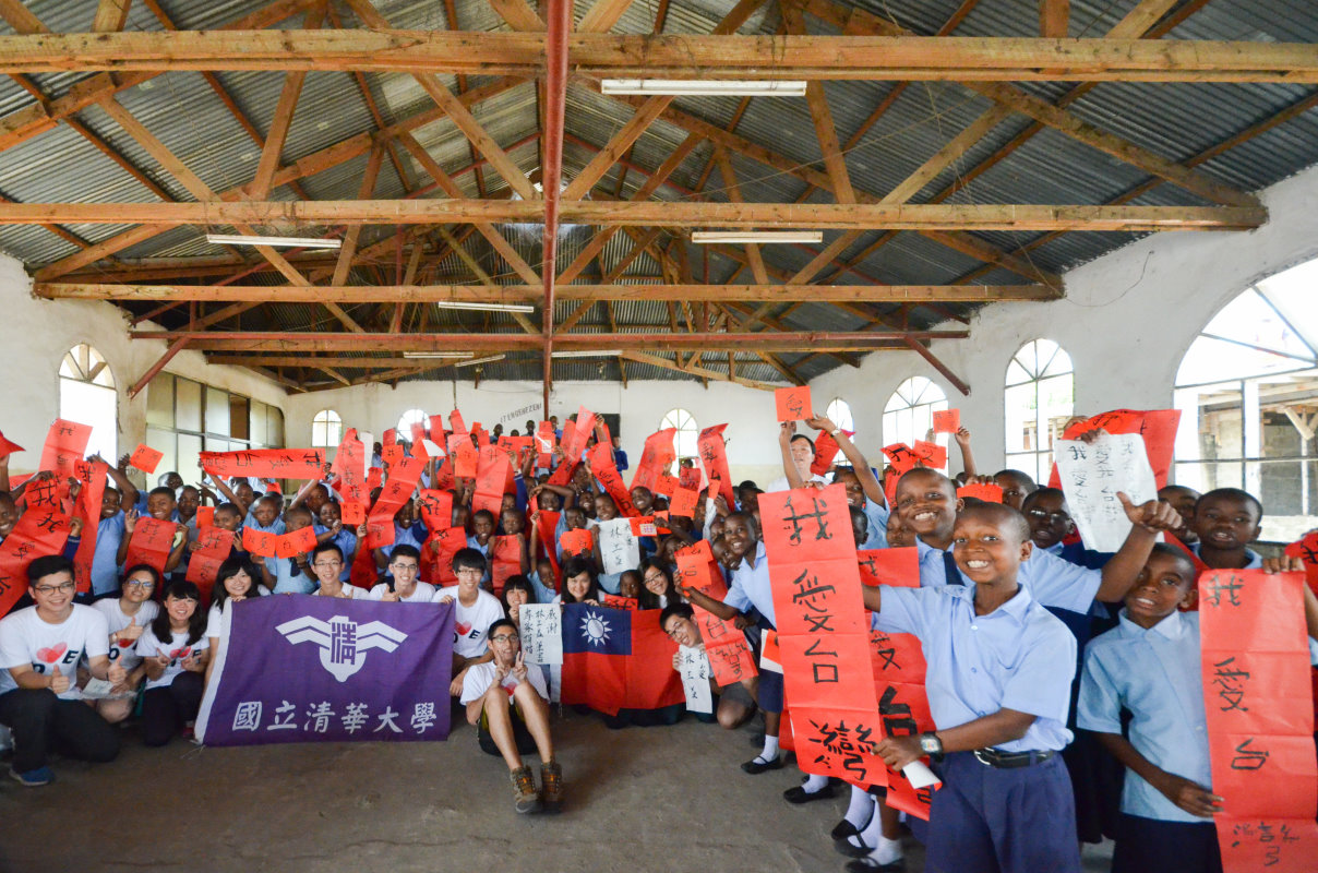 本校國際志工團曾在坦尚尼亞舉辦寫春聯活動