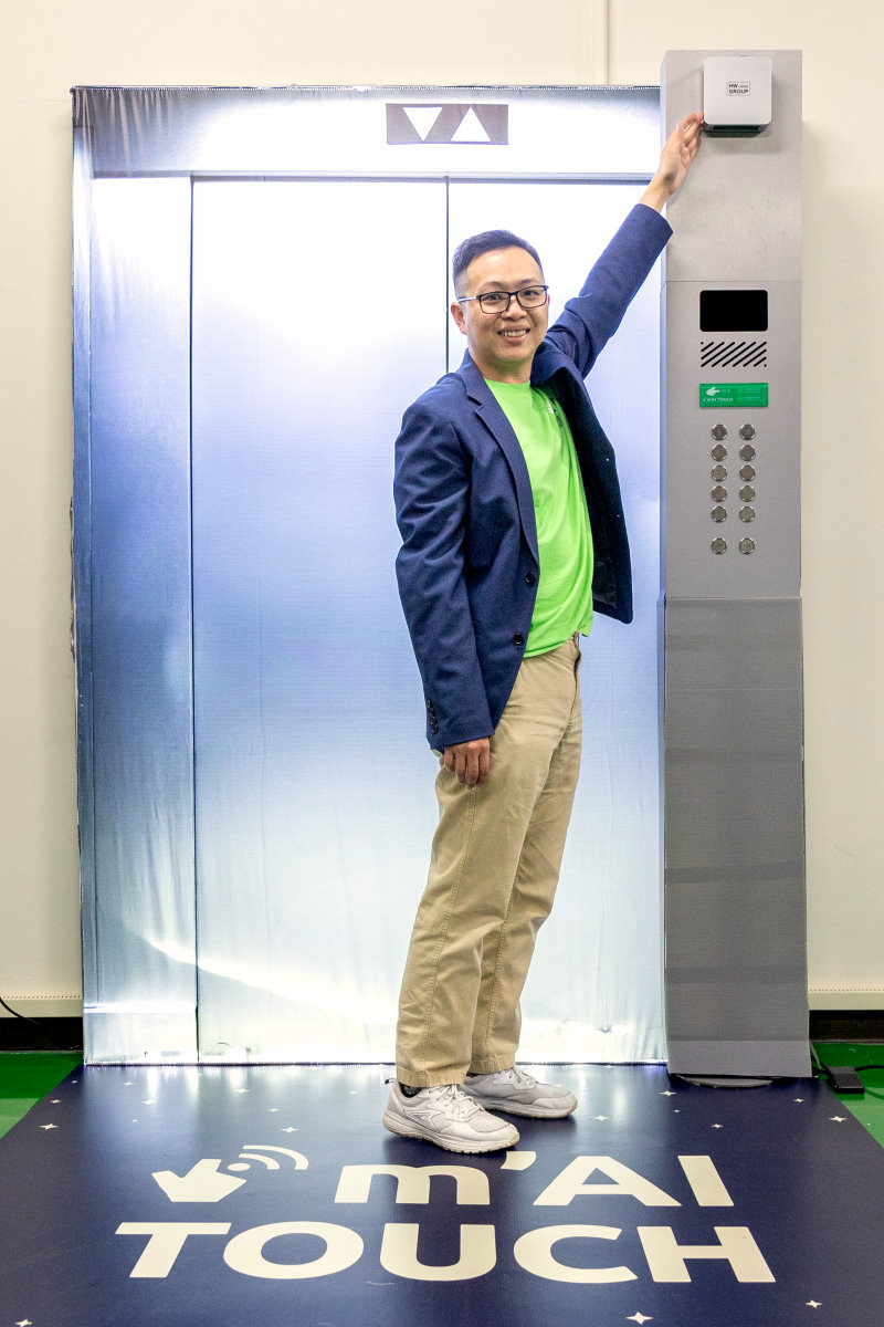 本校陳鴻文助理教授研發出隔空按電梯的m'AI Touch