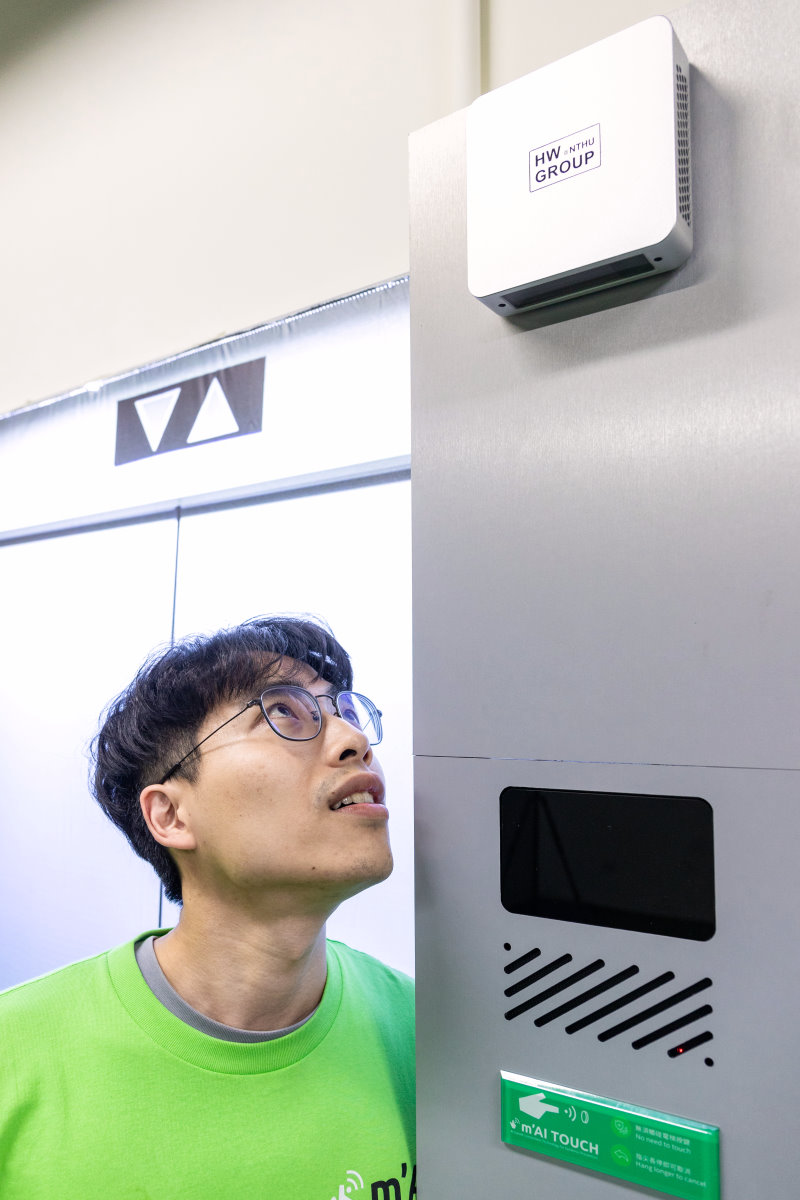 m'AI Touch裝設於電梯按鍵面板上方近天花板處