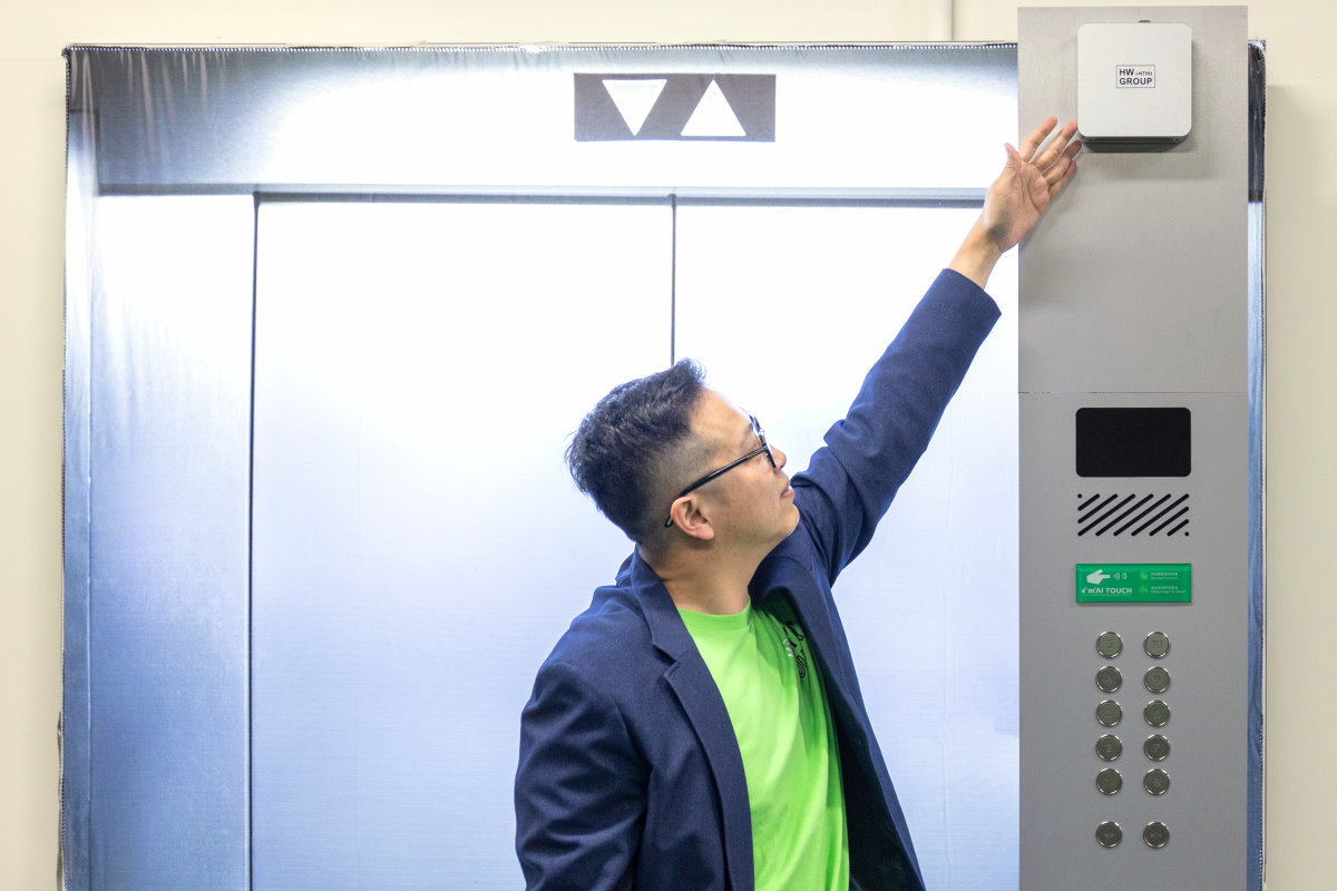 m'AI Touch裝設於電梯按鍵面板上方
