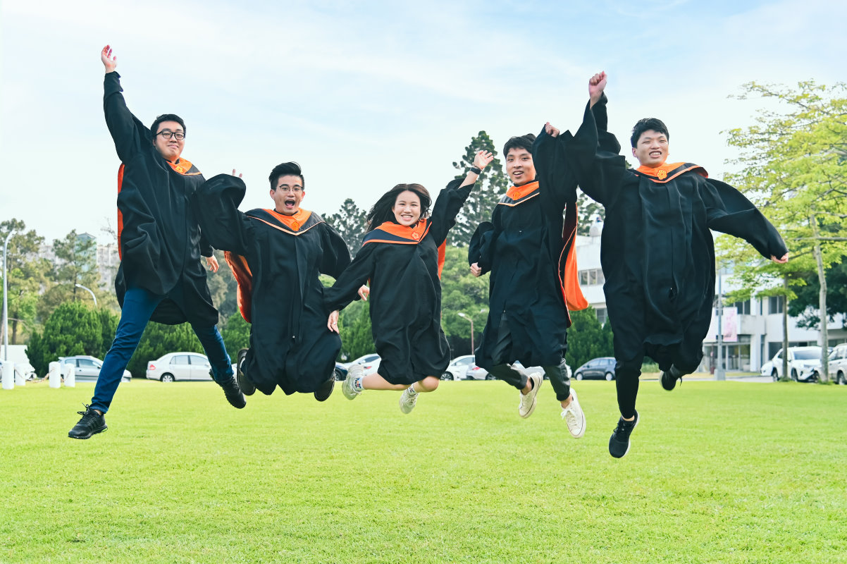 本校畢業生在大草坪開心跳躍