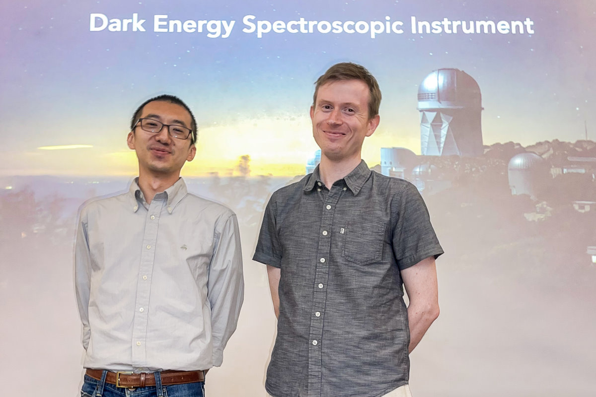 本校天文所古柏助理教授(右)及臺大天文物理研究所藍鼎文助理教授都參與了跨國暗能量光譜儀計畫