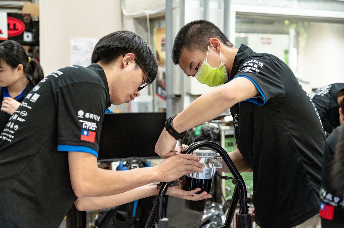 清大賽車工廠在第七代賽車上加裝包含光學雷達的無人駕駛系統