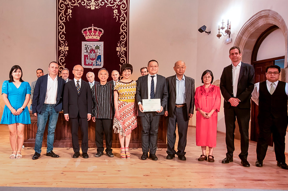 本校李毓中副教授(右五)所組成的國際團隊前往西班牙領獎