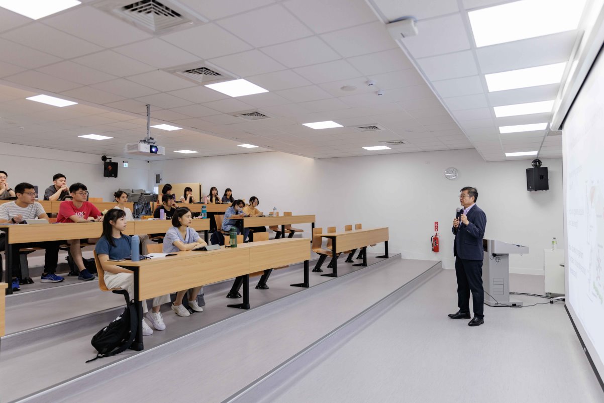 本校學士後醫學系開學日第一堂課是由呂平江副校長(右)主授的「生化學導論」