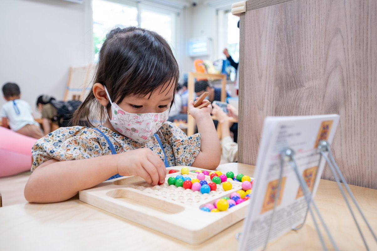 本校幼兒園10日舉辦新生體驗日活動，小朋友認真操作教具