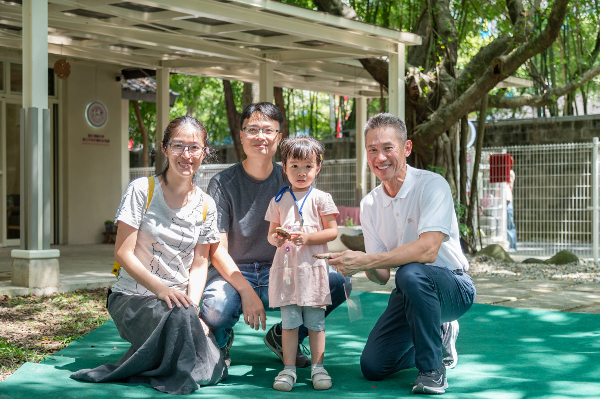 高為元校長(右一)祝福物理系徐斌睿助理教授(左二)一家在本校幼兒園留下快樂回憶