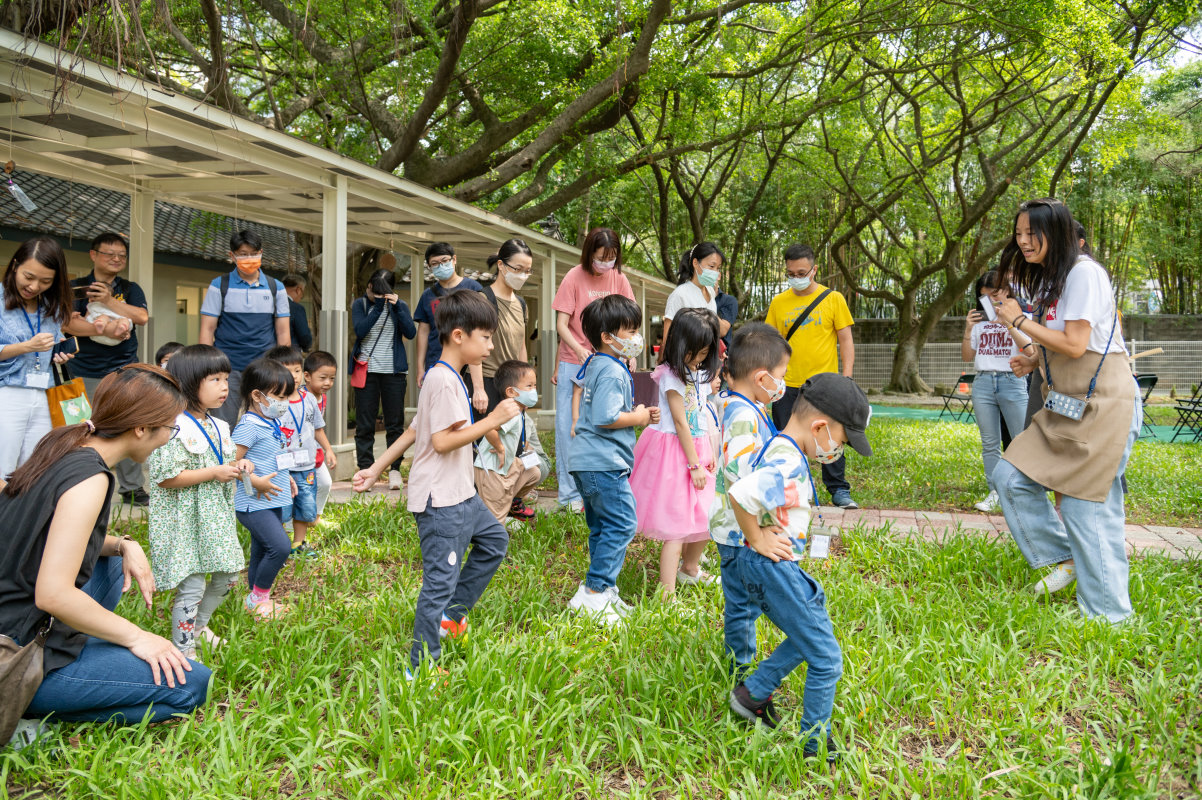 本校幼兒園裡綠意盎然，老師播放兒歌帶小朋友跳舞