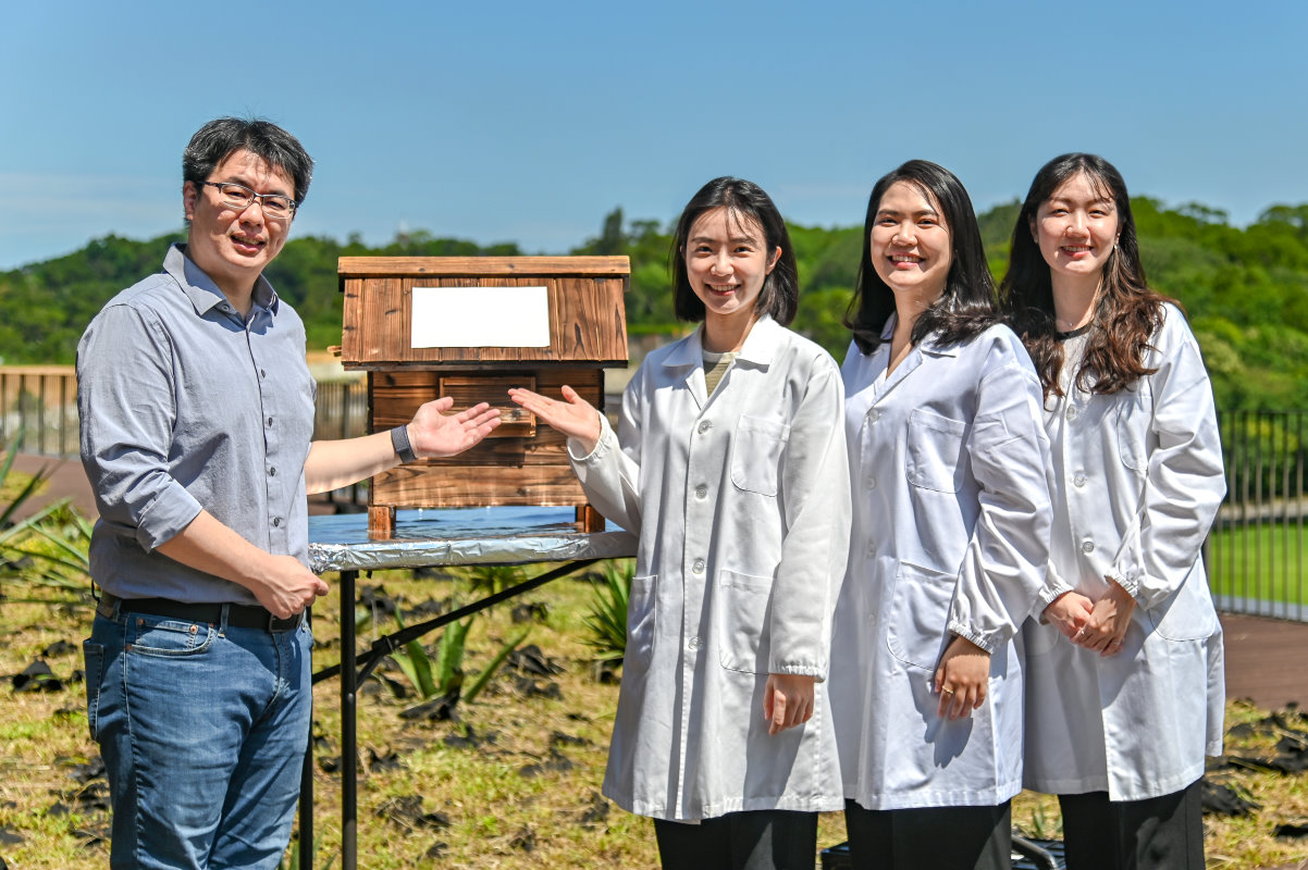 本校醫工所萬德輝教授(左起)帶領碩士生陳岱琪、藍品卉、博士生黃靖文研發出「超冷奈米纖維」