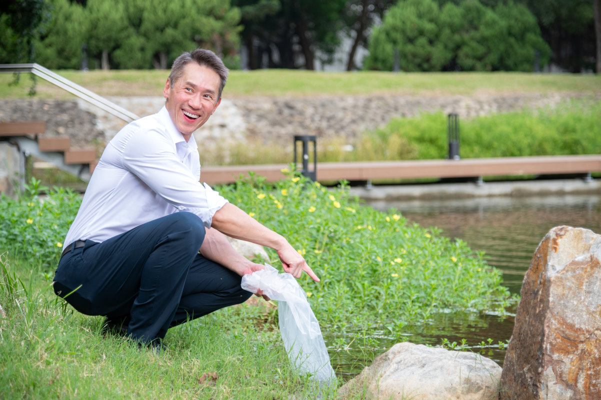 本校高為元校長施放魚苗到成功湖中