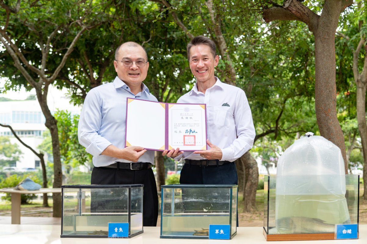 本校高為元校長(右)致贈感謝狀給捐贈魚苗經費的達發科技謝清江董事長