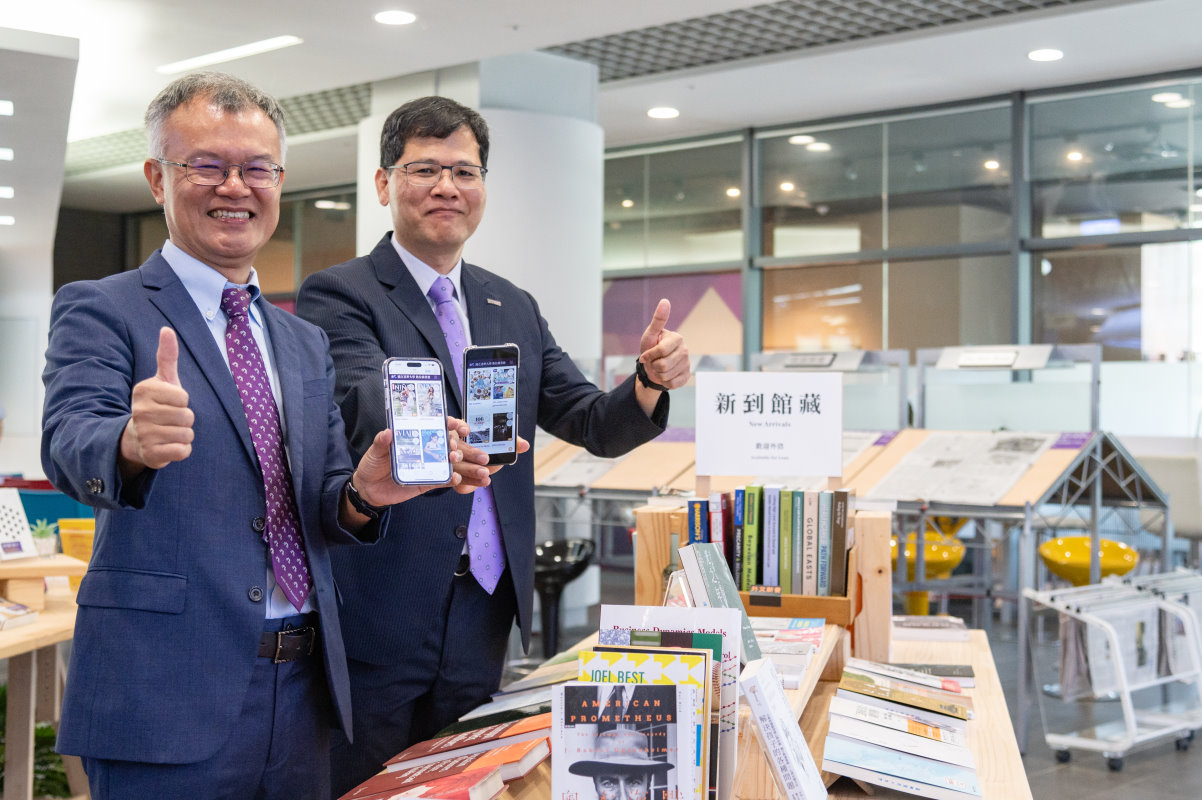 本校簡禎富副校長(左)及圖書館林登松館長宣布數位圖書館正式上線