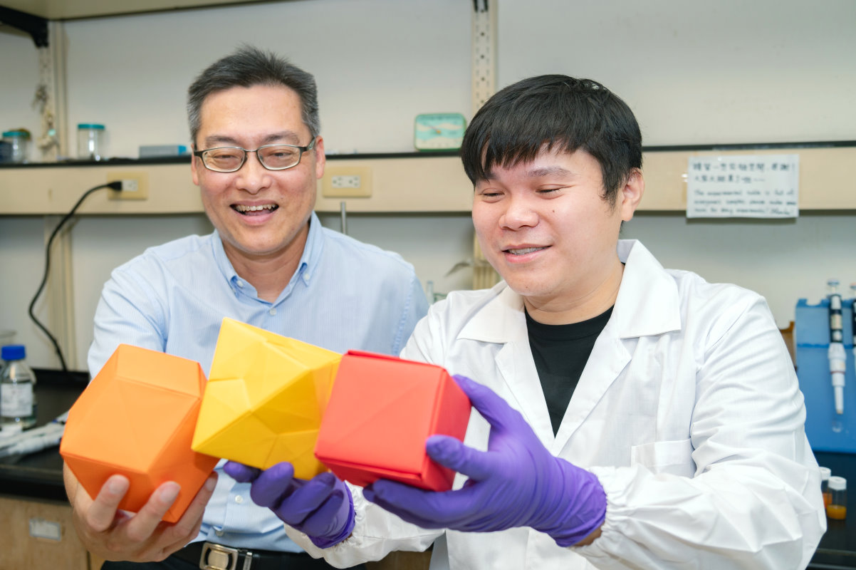 本校化學系黃暄益教授(左)及博士在職生陳柏豪(右)以不同形狀的幾何模型解說晶面效應