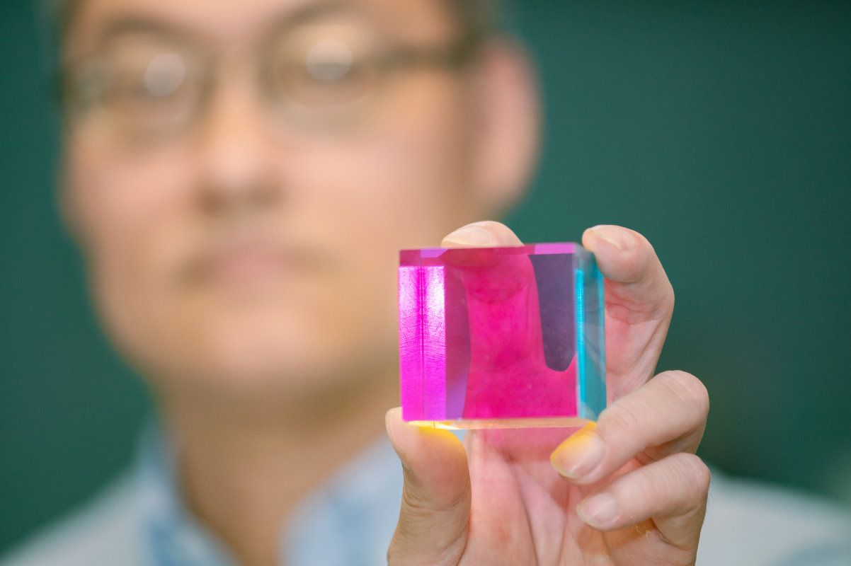 本校化學系黃暄益教授以立方體解說晶體表層的晶面效應