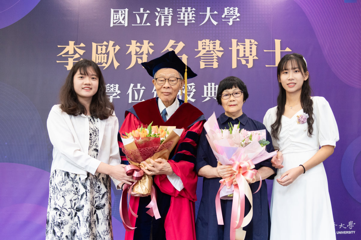 本校學生代表獻花給李歐梵名譽博士及夫人李玉瑩