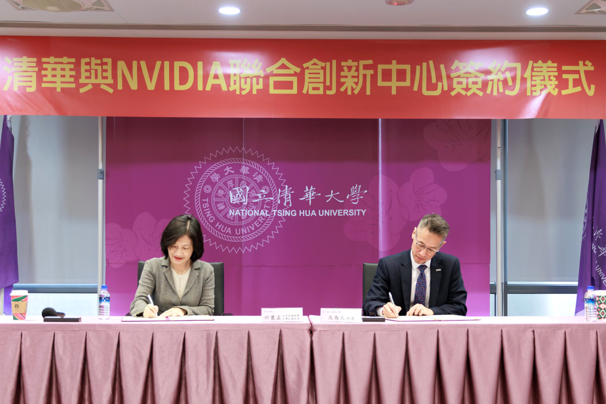 本校與NVIDIA成立聯合創新中心，高為元校長(右)與NVIDIA全球副總裁暨台灣區邱麗孟總經理代表簽約