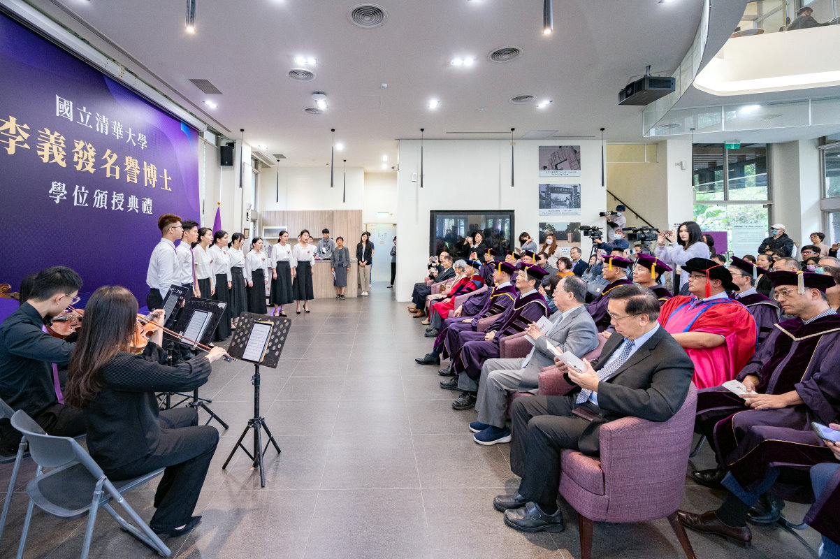 李義發博士14日獲頒本校名譽博士，近百位貴賓到場致賀，聆聽本校音樂系學生演唱