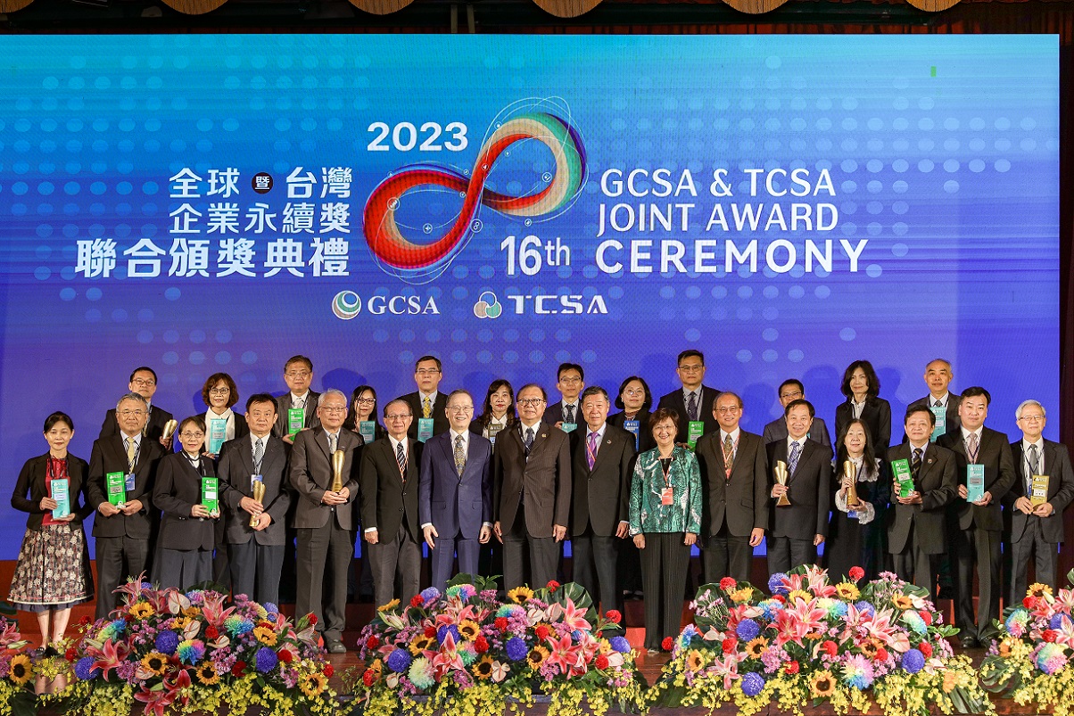 由台灣企業永續學院主辦的第16屆「TCSA台灣企業永續獎」11月15日在台北圓山飯店頒獎，本校在45所參與大學中脫穎而出，勇奪首獎。