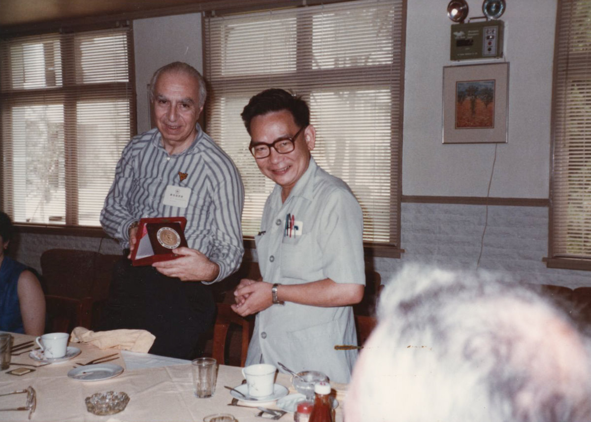 1985年李怡嚴教授(右)任教務長期間接待美國五大洲教育部長