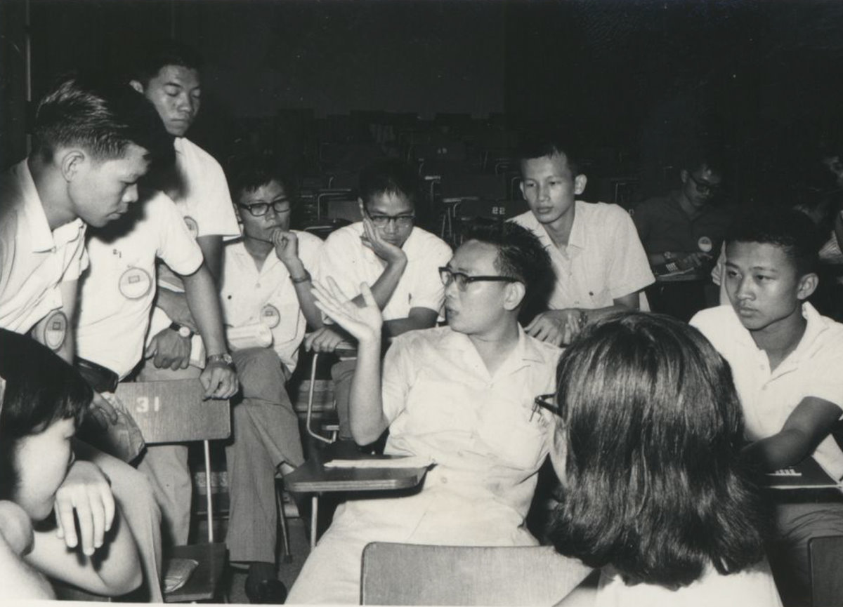1966年李怡嚴教授(中)跟學生講課