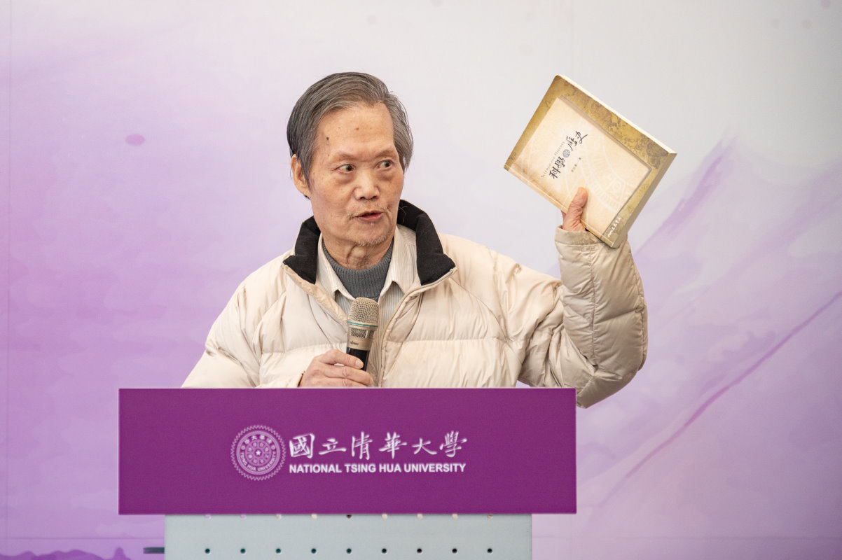 71級物理系校友、中研院物理所胡進錕研究員是李教授最早期的博士生之一