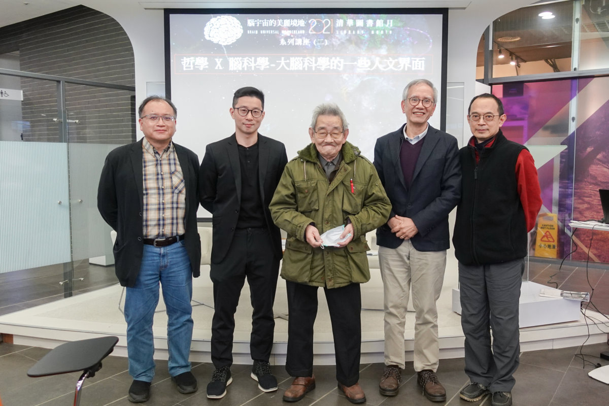 李怡嚴教授(左三)2022年回圖書館參加腦科學演講活動