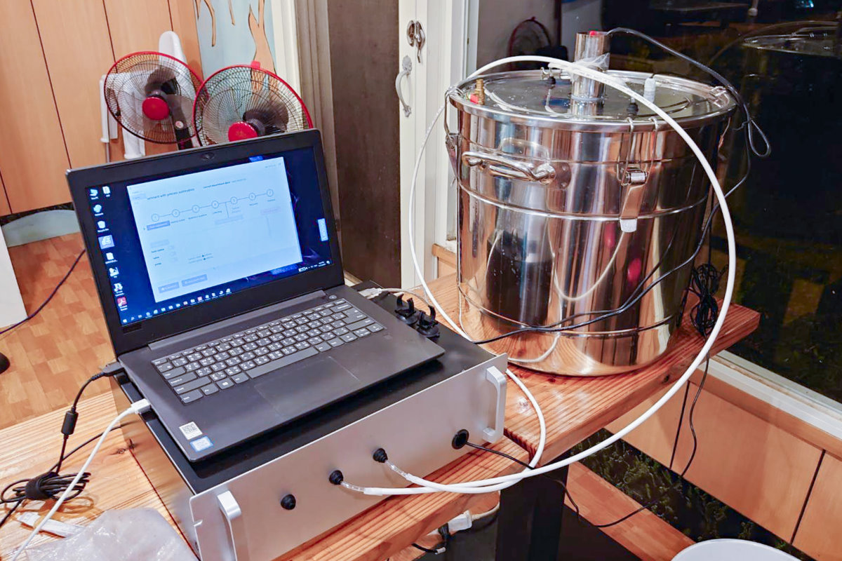 馬武督咖啡農使用本校電機系鄭桂忠教授的電子鼻技術，檢測咖啡豆發酵酸度，以提升咖啡風味