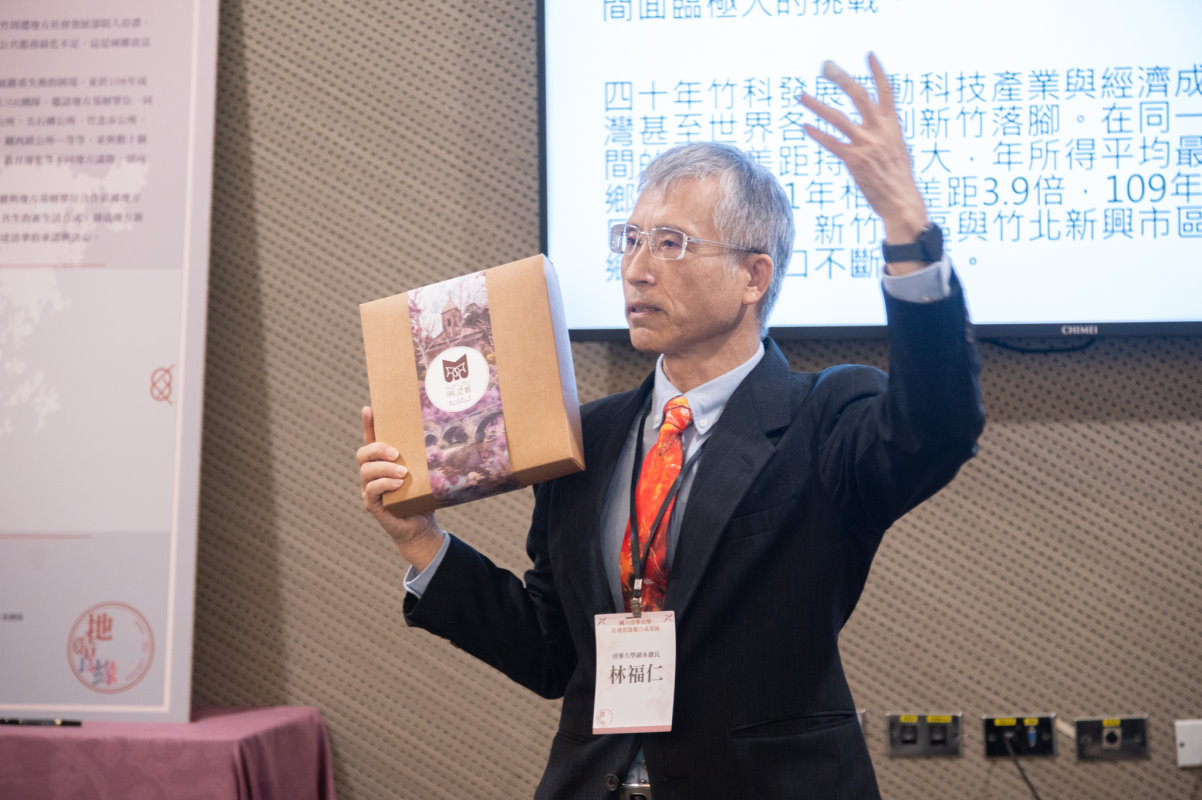 本校服科所林福仁教授兼副永續長展示馬武督咖啡禮盒，是本校團隊協助地方發展特色商品的成果