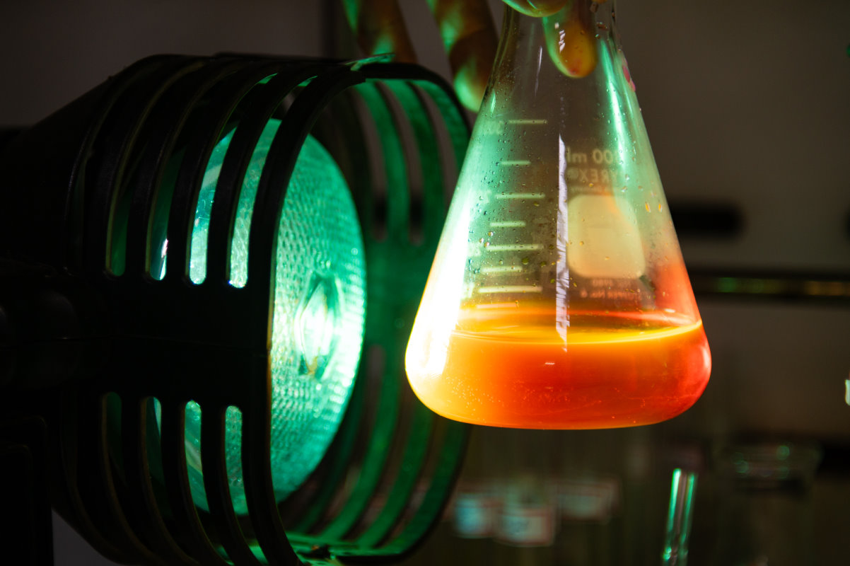 臭氧在紫外光照射下與水分子反應，產生氫氧自由基，可分解瓶中的持久性有機污染物