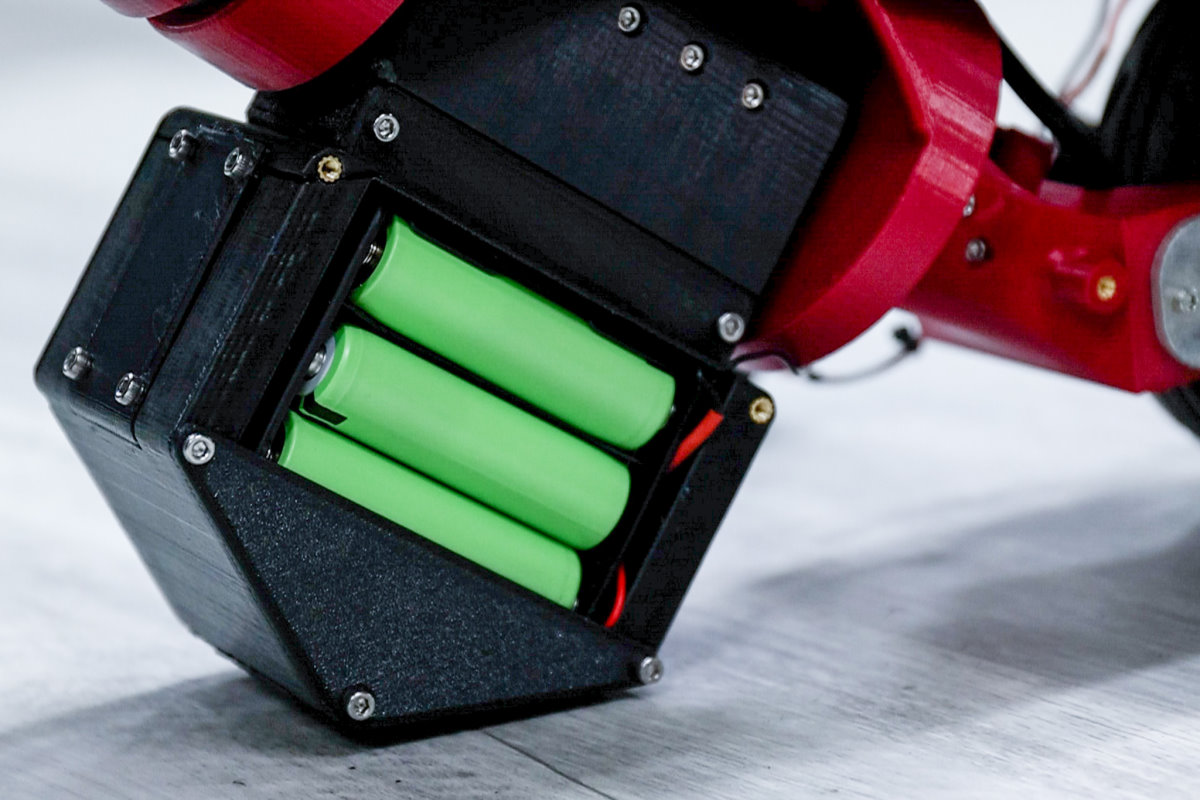 自動平衡摩托車的供電電池也兼作為平衡的配重塊