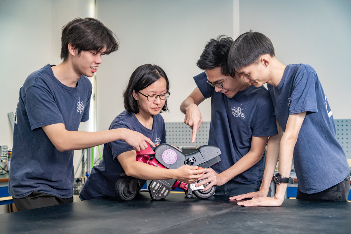 本校動機系學生彭震祐(左起)、陳昱棻、戴雍、李威杉打造自動平衡摩托車模型