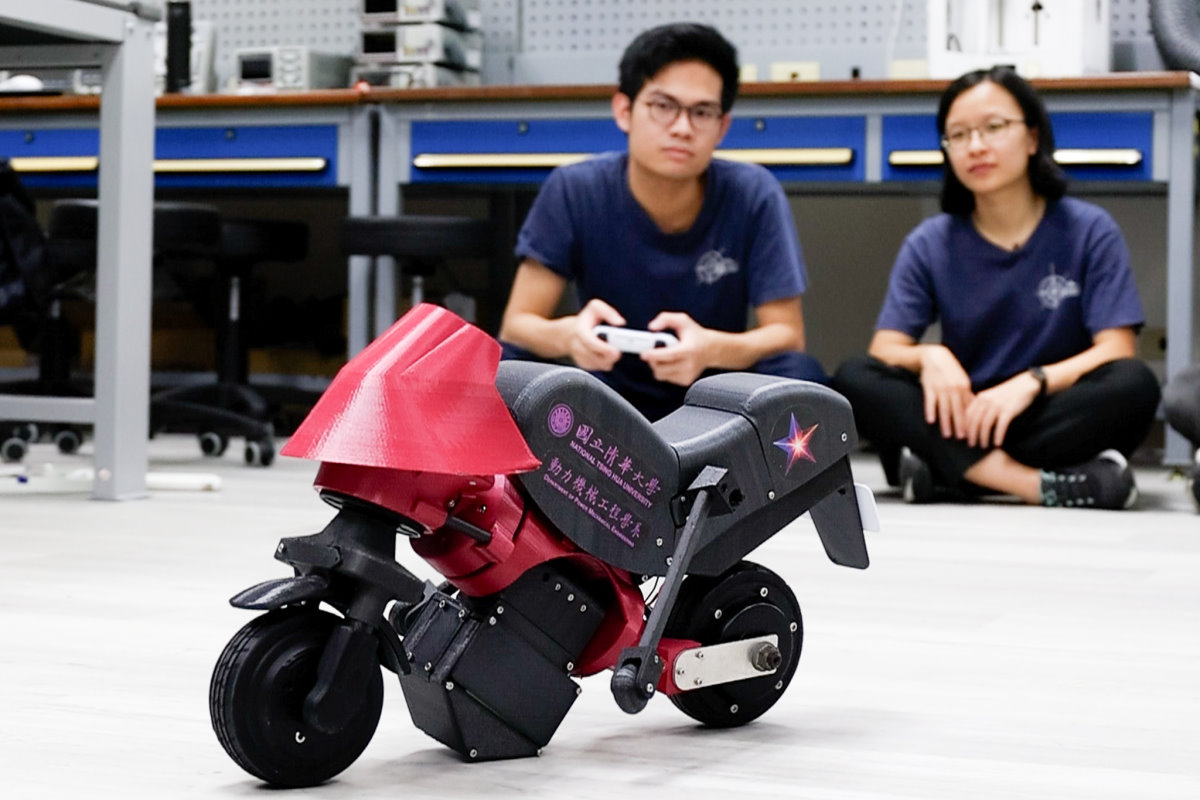 本校動機系學生團隊打造的自動平衡摩托車模型在靜止時不需輔助就能維持平衡