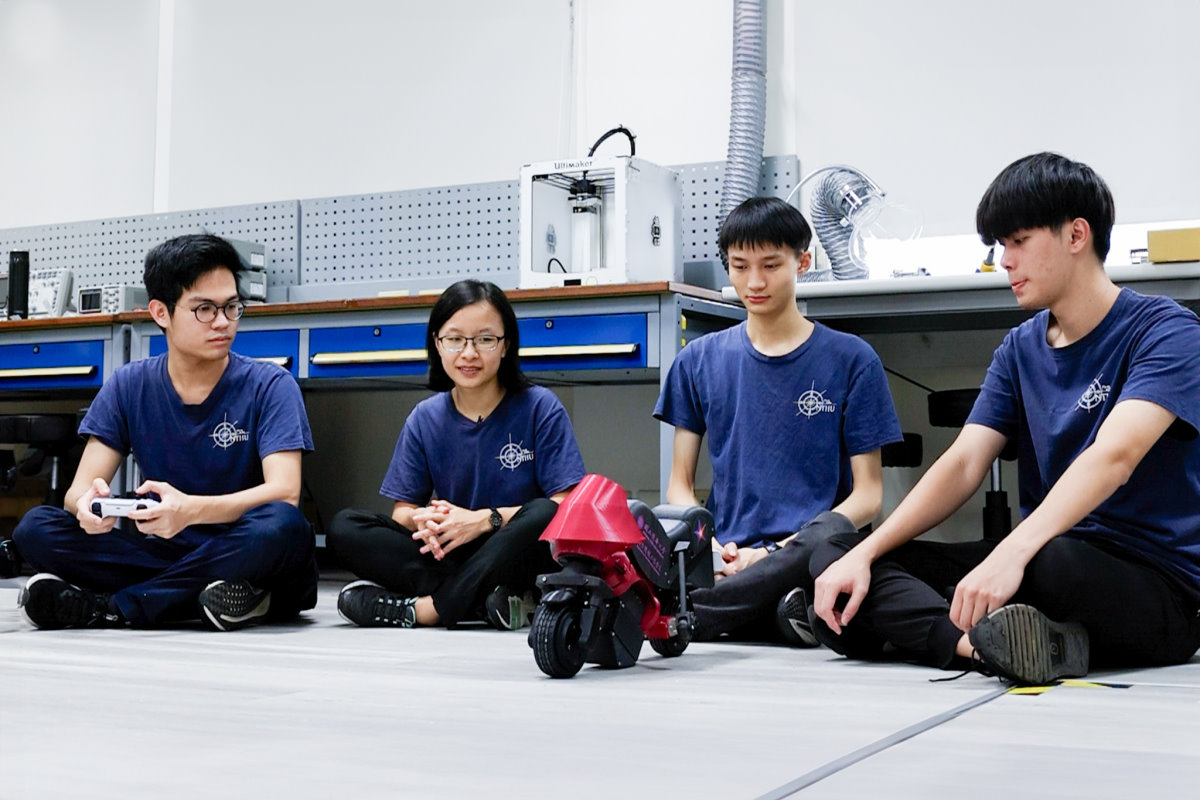 本校動機系學生團隊測試自動平衡摩托車模型倒退行駛狀況