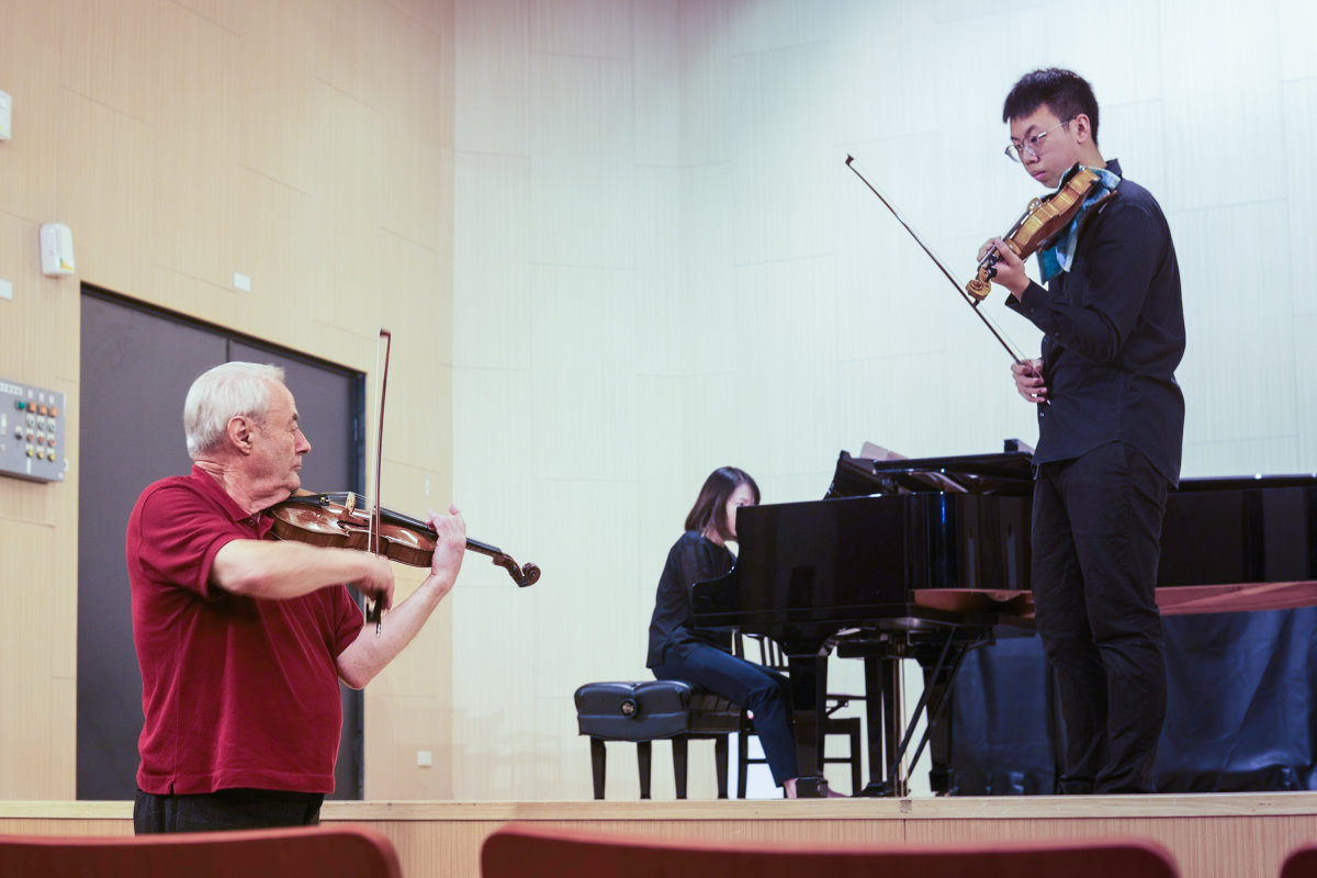 法國國寶小提琴家普雷(左)去年親臨本校指導學生