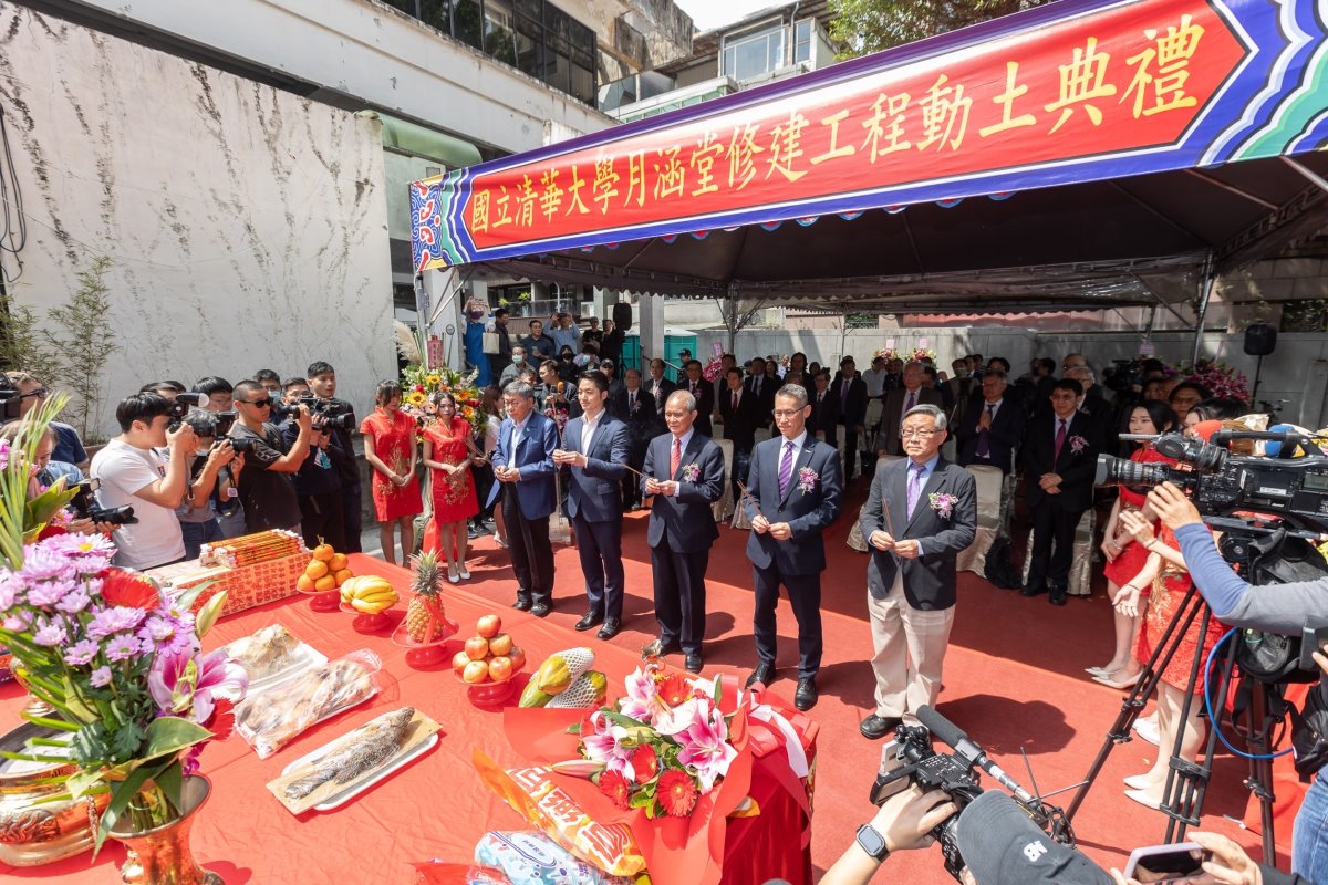 本校月涵堂修建及台北政經學院大樓新建工程今天動土，台北政經學院基金會黃煌雄董事長(中)、本校高為元校長(右二)、台北市蔣萬安市長(左二)、台北市柯文哲前市長(左一)、本校賀陳弘前校長(右一)拈香祝禱