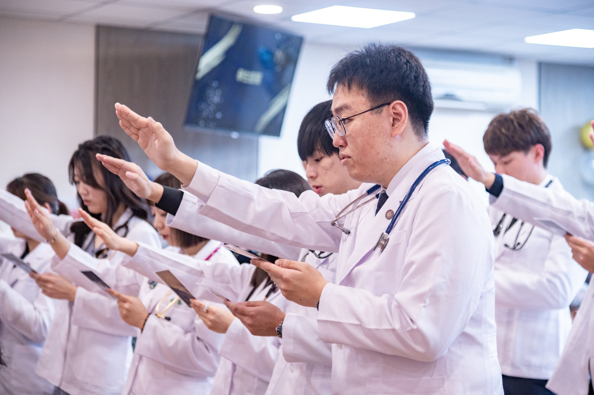 披上白袍的醫學生們宣讀誓詞，將成為醫生的初衷銘記在心