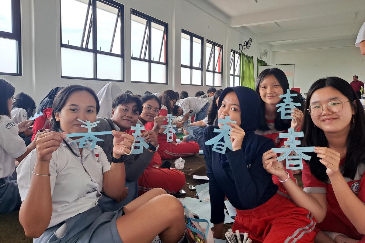 本校國際志工團今年初派出先遣團到印尼，教培德學校的學生剪紙。