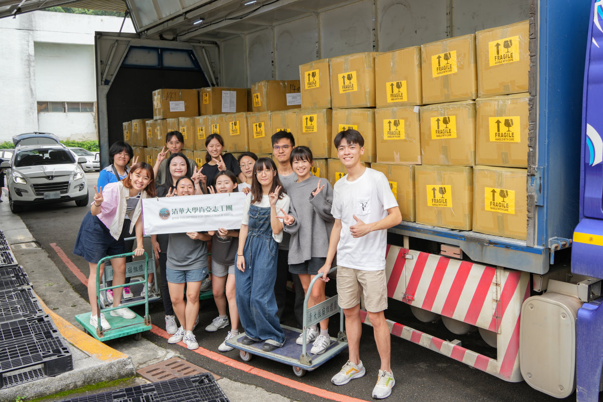 本校肯亞志工團在出發前先打包並海運2百多台二手電腦，送往肯亞及坦尚尼亞。
