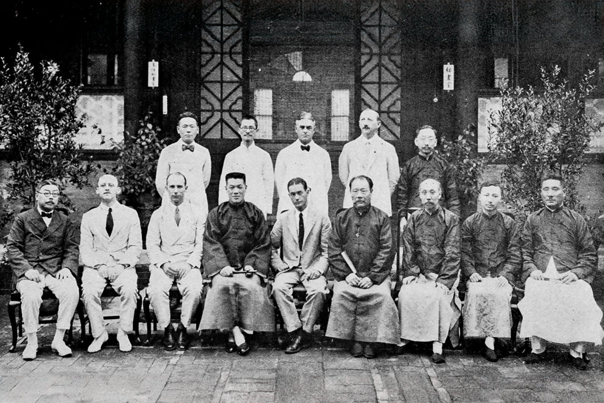 中基會1925年7月28日成立北京辦事處。後排左起周貽春、蔣夢麟、貝克（J.E. Baker）、貝諾德（C.R. Bennett）、丁文江，前排左起顏惠慶、派克（W.R. Peck）、梅爾（F.L. Mayer）、外交部曾次長、馬慕瑞（J.V.A. MacMurray）、教育部陳副部長、財政部張副部長、范源廉、張伯苓