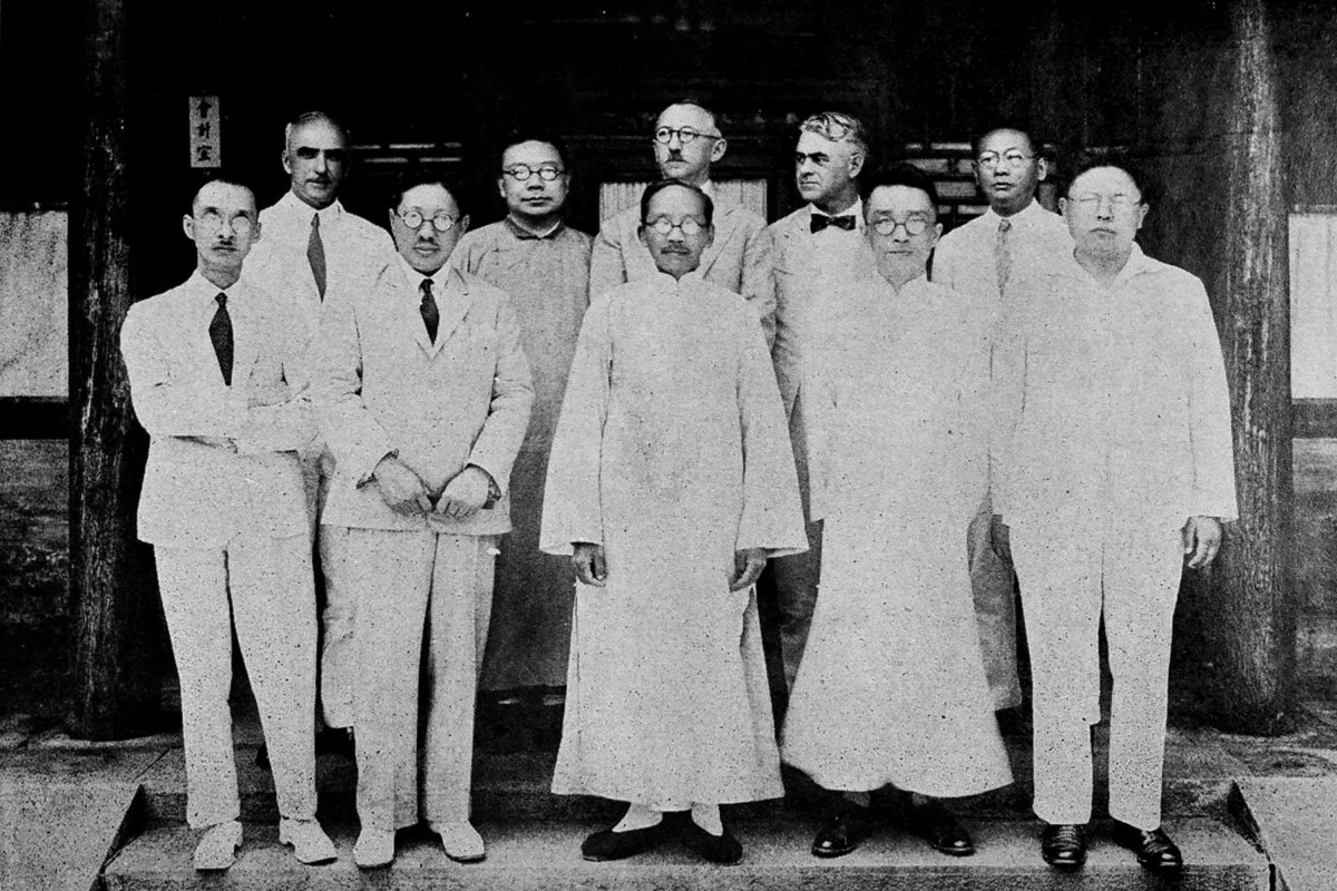 中基會1932年召開第八次董事年會，後排左起司徒雷登（J. Leighton Stuart）、金紹基、貝諾德（C.R. Bennett）、貝克（J.E. Baker）、周貽春，前排左起任鴻雋、外交部王代表、蔡元培、胡適、傅斯年